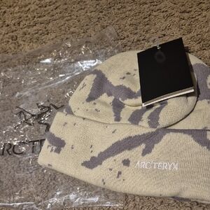 Arc'teryx Beige and Gray Patterned Beanie